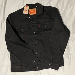 Men’s black Levi’s denim jacket